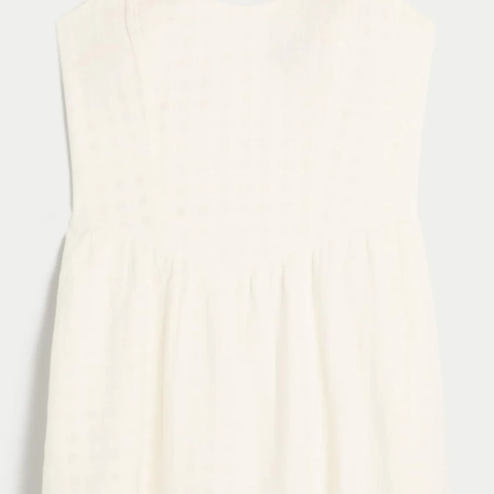 Elegant White Sleeveless Dress - Picture 3 of 3